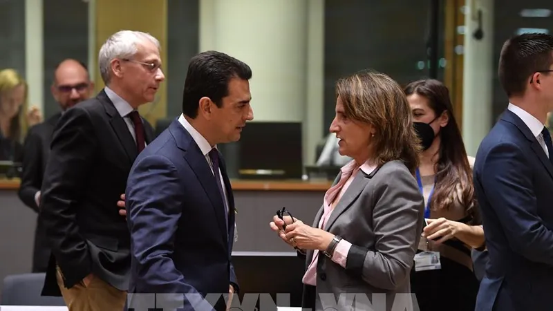 Bộ trưởng Năng lượng Hy Lạp Konstantinos Skrekas (trái) trao đổi với người đồng cấp Tây Ban Nha Teresa Ribera (phải) tại phiên họp bất thường nhằm đối phó với nguy cơ cắt giảm nguồn cung từ Nga, ở Brussels (Bỉ) ngày 2-5-2022. Ảnh: AFP/TTXVN
