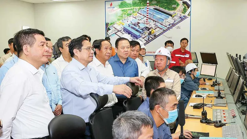 Thủ tướng Phạm Minh Chính thăm hỏi cán bộ, công nhân viên đang triển khai dự án Nhiệt điện Thái Bình 2 vào sáng 8-5. Ảnh: VIẾT CHUNG