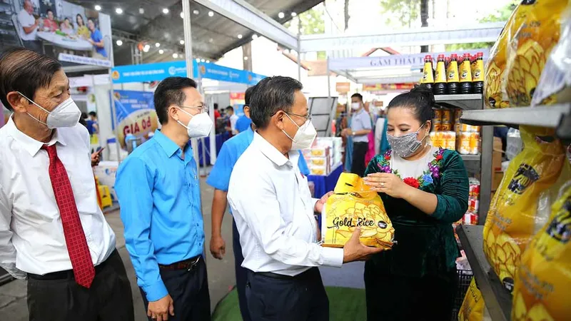 Lãnh đạo TPHCM khảo sát các gian hàng, chất lượng hàng hóa bán tại các phiên chợ nghĩa tình để đảm bảo hàng đến tay công nhân lao động là hàng chất lượng cao
