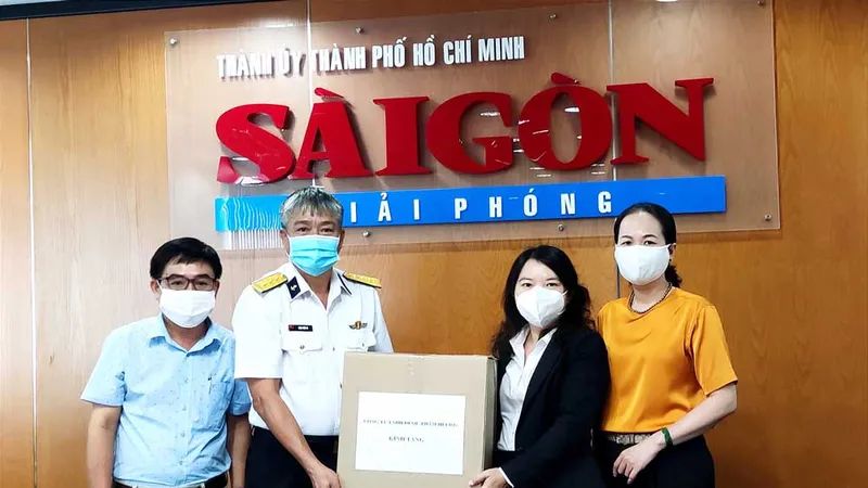 Báo SGGP trao tặng Bộ Tư lệnh Vùng 5 Hải quân 500 bộ kit test Covid-19