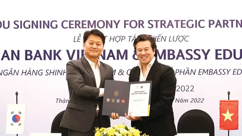 Ngân hàng Shinhan Việt Nam và Embassy Education hợp tác chiến lược