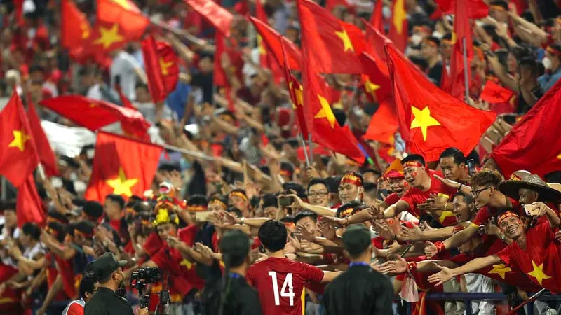 Cờ đỏ sao vàng trên sân vận động Việt Trì (Phú Thọ). Ảnh: DŨNG PHƯƠNG