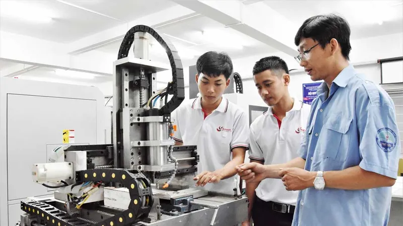 Sinh viên Trường Cao đẳng Kinh tế Kỹ thuật TPHCM trong giờ học thực hành