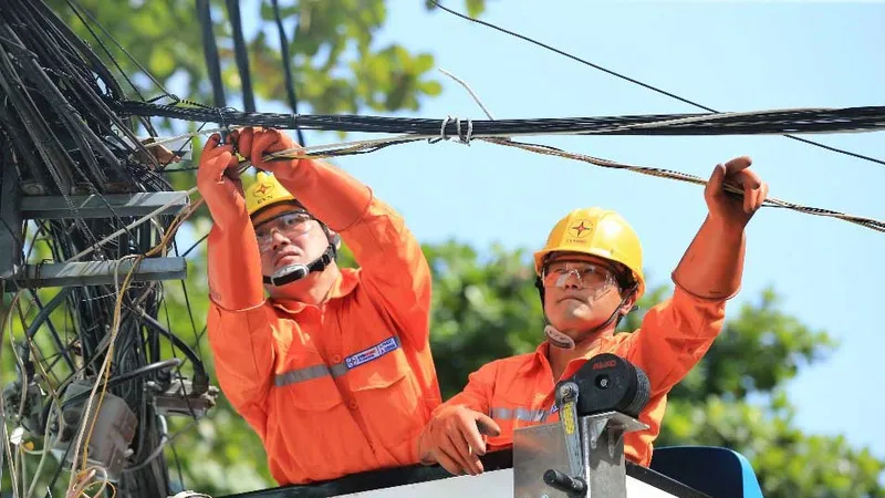 Nhân viên điện lực kiểm tra hệ thống điện để kịp thời phát hiện, khắc phục những bất thường