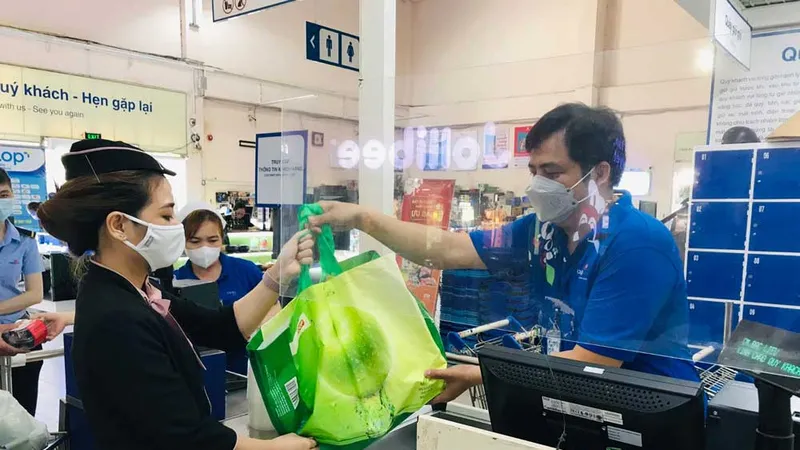 Người tiêu dùng sử dụng túi môi trường khi mua sắm tại siêu thị