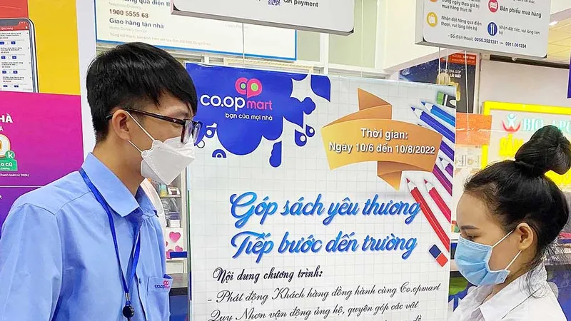 Nhiều khách hàng quyên góp sách cho Co.opmart Quy Nhơn