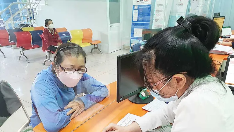 Nhân viên EVNHCMC hướng dẫn khách hàng thanh toán tiền điện trên App EVNHCMC CSKH
