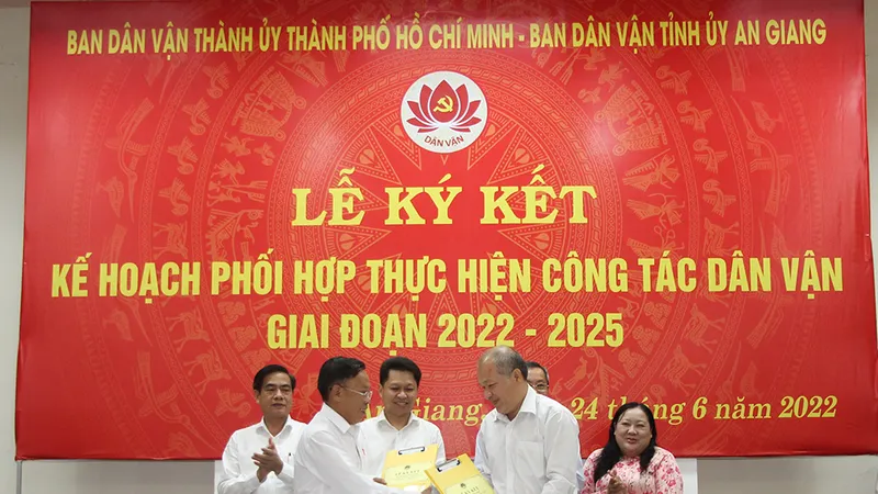 Ký kết kế hoạch phối hợp giữa Ban Dân vận Tỉnh ủy An Giang với Ban Dân vận Thành ủy TPHCM. Ảnh: AGO