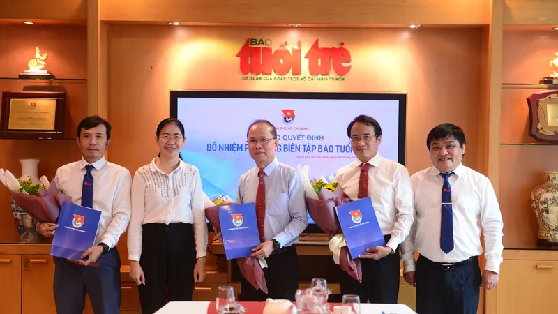 Từ trái qua: ông Trần Xuân Toàn; bà Phan Thị Thanh Phương; ông Lê Xuân Trung; ông Nguyễn Hoàng Nguyên và ông Lê Thế Chữ - Tổng Biên tập Báo Tuổi Trẻ. Ảnh: TT