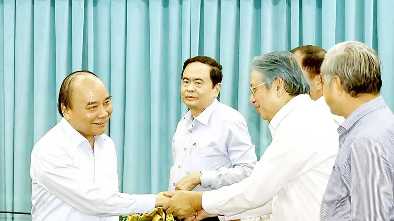 Chủ tịch nước Nguyễn Xuân Phúc với các đại biểu dự buổi làm việc. Ảnh: QUỐC HÙNG