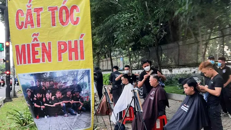 Tiệm cắt tóc 0 đồng trên hè phố