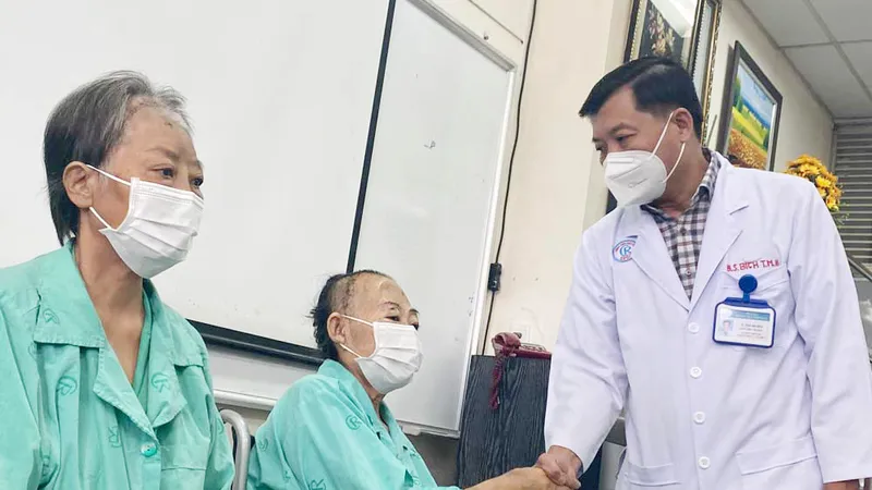 Bác sĩ Trần Anh Bích, Phó Trưởng khoa Tai mũi họng, Bệnh viện Chợ Rẫy thăm hỏi, động viên bệnh nhân
