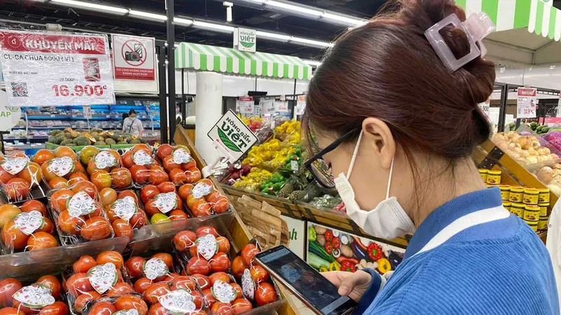 Tại các siêu thị, quét mã QR truy xuất nguồn gốc hàng hóa là thói quen cần được duy trì và mở rộng