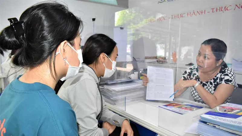 Học sinh đăng ký học hệ 9+ tại Trường Trung cấp Nguyễn Tất Thành
