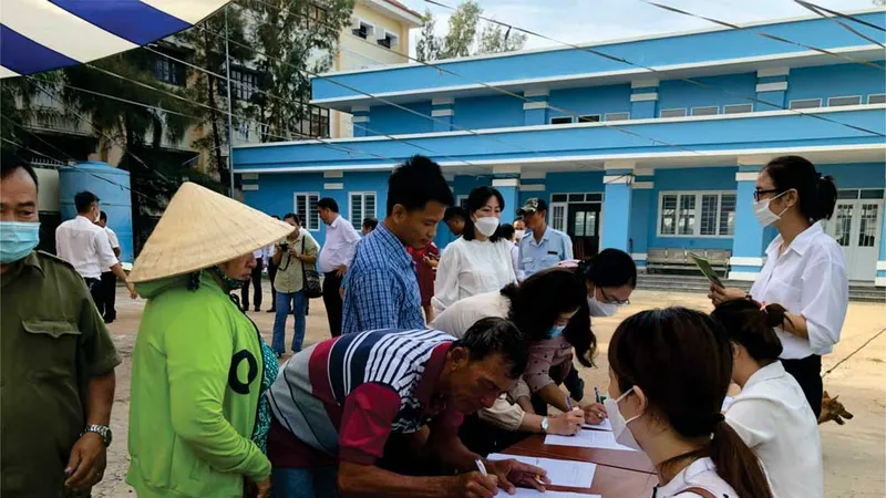 Tư vấn, cung cấp tài liệu tuyên truyền cho người dân về tác hại của túi ni lông khó phân hủy