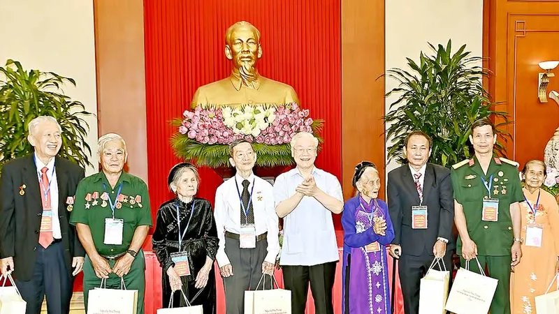 Tổng Bí thư Nguyễn Phú Trọng tặng quà các Bà mẹ Việt Nam Anh hùng và đại biểu tại cuộc gặp mặt thân mật người có công tiêu biểu trên cả nước. Ảnh: VIẾT CHUNG