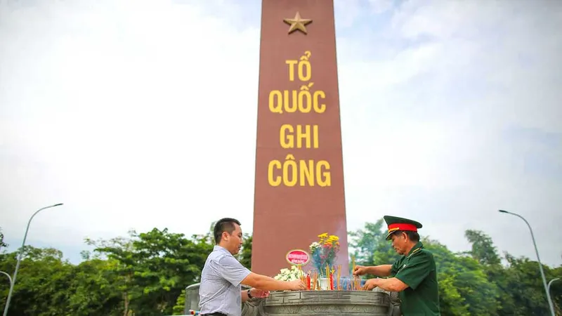 Dâng hương tưởng niệm các liệt sĩ hy sinh tại cầu Rạch Chiếc. Ảnh: DŨNG PHƯƠNG