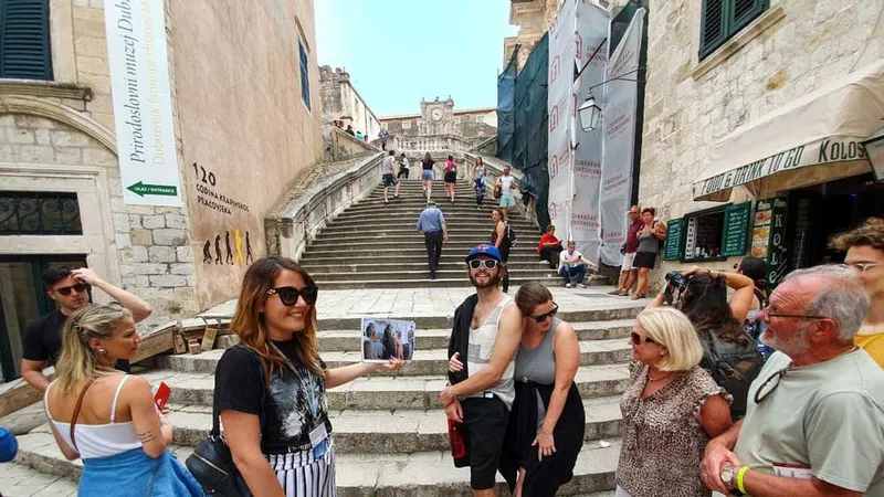 Du khách tham quan cổ thành Dubrovnik ở Croatia