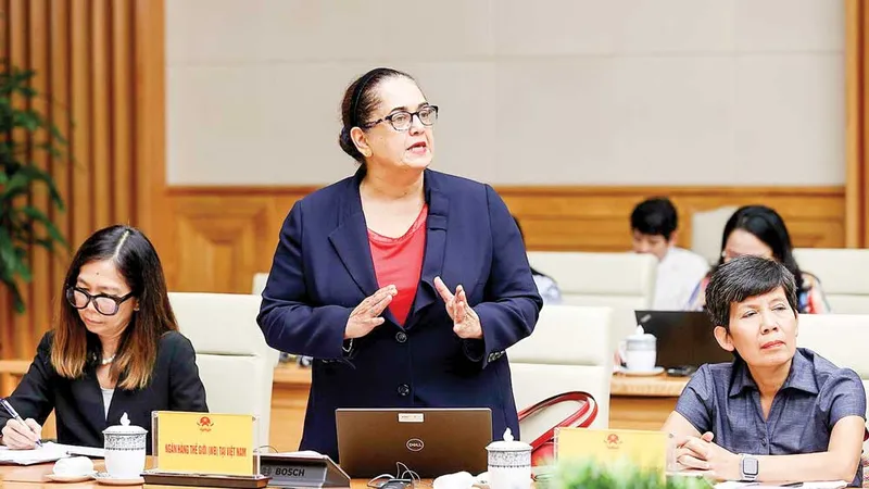 Bà Dorsati Madani, chuyên gia kinh tế cao cấp của Ngân hàng Thế giới, phát biểu tại buổi thảo luận về giữ vững ổn định kinh tế vĩ mô, kiểm soát lạm phát, bảo đảm các cân đối lớn của nền kinh tế, thúc đẩy phục hồi nhanh và phát triển bền vững vào chiều 30-