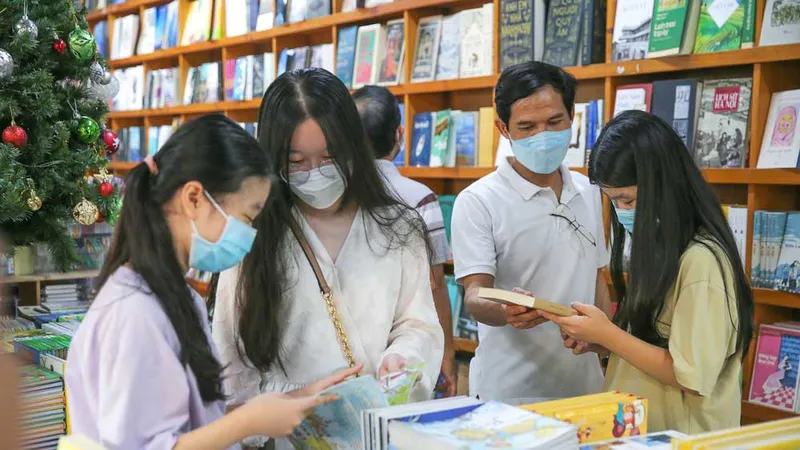 Độc giả trẻ tìm mua sách tại Đường sách TPHCM. Ảnh: DŨNG PHƯƠNG