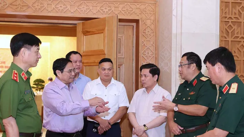 Thủ tướng Phạm Minh Chính trao đổi với các đại biểu tại hội nghị toàn quốc giữa Thủ tướng Chính phủ với các doanh nghiệp. Ảnh: VIẾT CHUNG