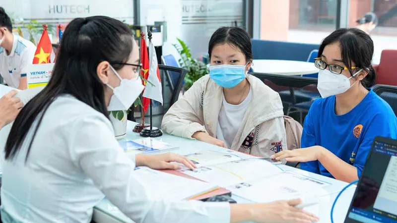 Thí sinh tìm hiểu thông tin đăng ký xét tuyển học bạ THPT tại Trường ĐH Công nghệ TPHCM 