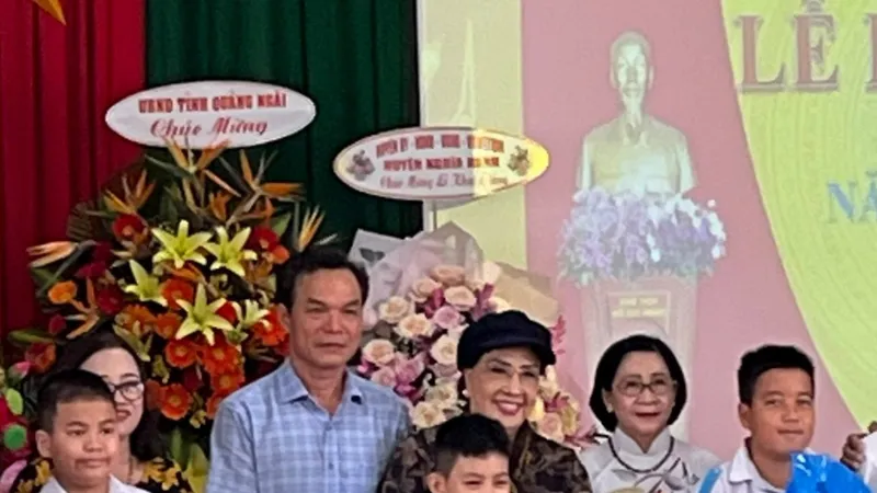 Bà Nguyễn Thị Thu Hà, ông Đặng Ngọc Dũng, Trưởng Ban Tuyên giáo Tỉnh ủy tỉnh Quảng Ngãi cùng NSND Lệ Thủy tặng quà các em học viên