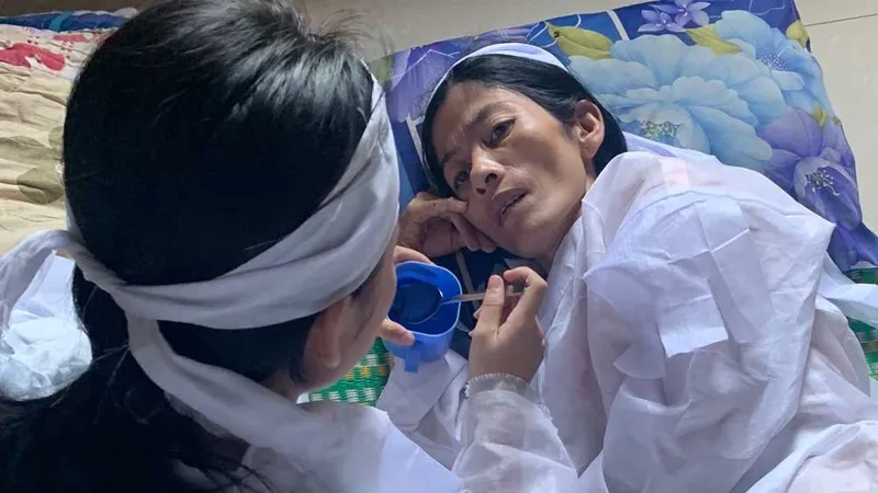Nữ sinh viên nghỉ học đi làm, nuôi mẹ bệnh nặng