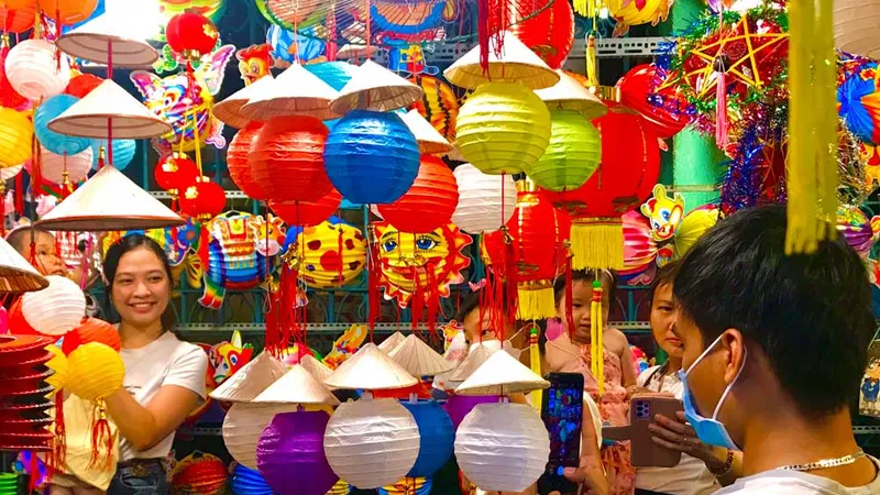 Phố lồng đèn Lương Nhữ Học (quận 5, TPHCM) nhộn nhịp trước Tết Trung thu