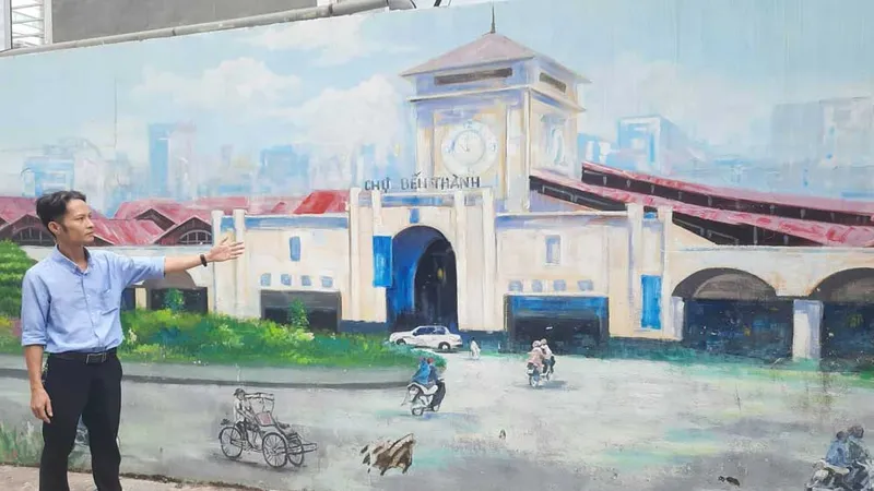 Bức tranh vẽ khung cảnh chợ Bến Thành trên bức tường ở hẻm 145/1 Nguyễn Đình Chính (phường 11, quận Phú Nhuận)