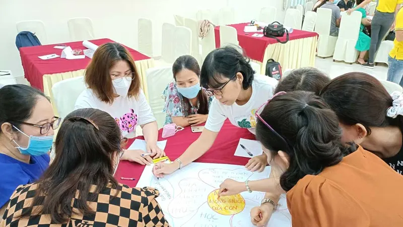 Phụ huynh học sinh khối lớp 6, Trường THPT Lương Thế Vinh (quận 1, TPHCM) tìm hiểu chương trình học của con vào cuối tháng 8-2022