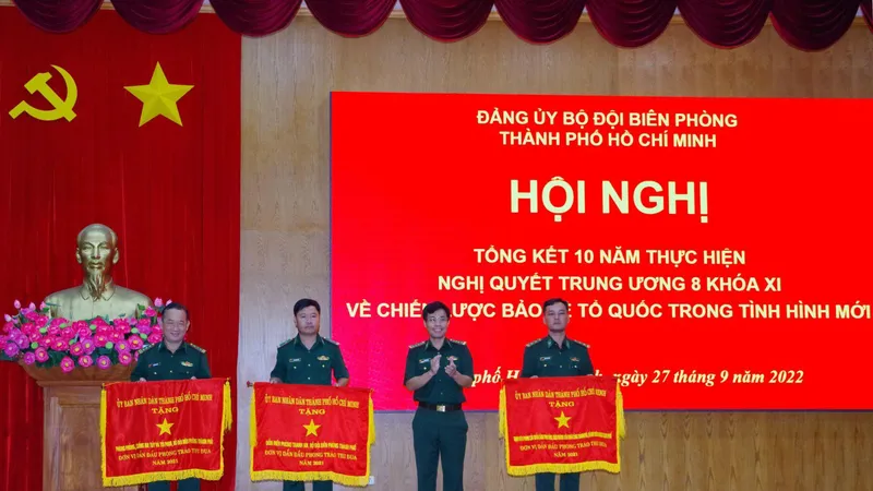 Đại tá Vũ Quốc Ân, Bí thư Đảng ủy, Chính ủy Bộ đội Biên phòng Thành phố trao tặng cờ thi đua của UBND TPHCM cho 3 tập thể đã có thành tích xuất sắc năm 2021 