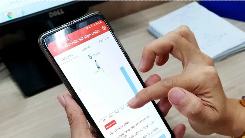 Người tiêu dùng mua sắm qua app Saigon Co.op