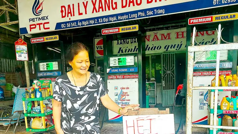 Bà Nguyễn Thị Bích Vân phải treo bảng hết xăng vì khan hiếm nguồn cung