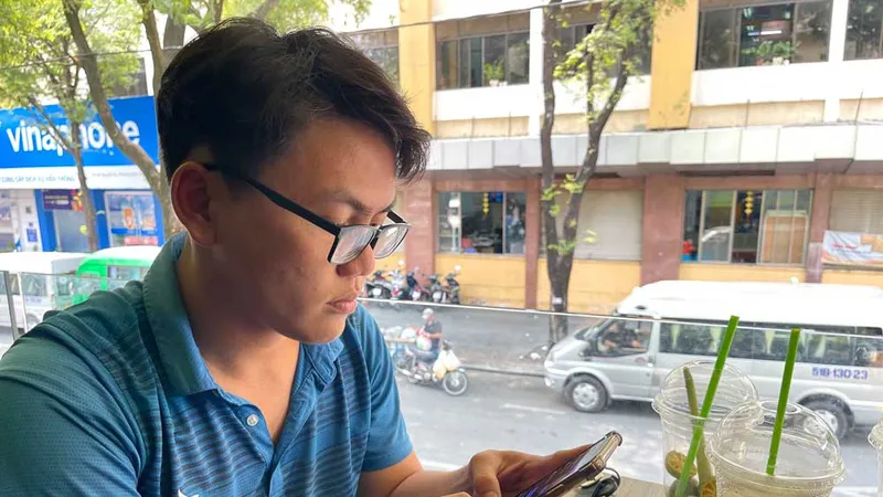 Với app eTax Mobile, người dân có thể khai báo, nộp thuế mọi lúc mọi nơi. Ảnh: HOÀNG HÙNG