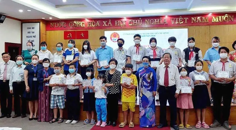 Lãnh đạo Trung ương Hội Khuyến học Việt Nam và Hội Khuyến học TPHCM trao học bổng cho học sinh năm học 2021-2022