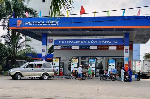 Cửa hàng bán lẻ xăng dầu phải mở cửa tối thiểu 12 giờ/ngày