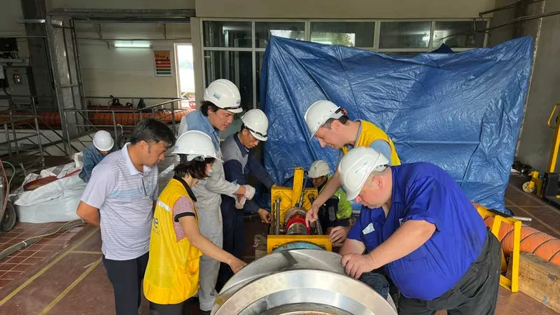Đội ngũ công nhân, kỹ sư SWIC cùng các chuyên gia từ CHLB Đức tham gia bảo trì tổng thể nhà máy