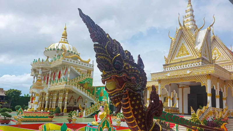 Phần đầu chiếc ghe ngo được điêu khắc hình tượng rắn thần Naga