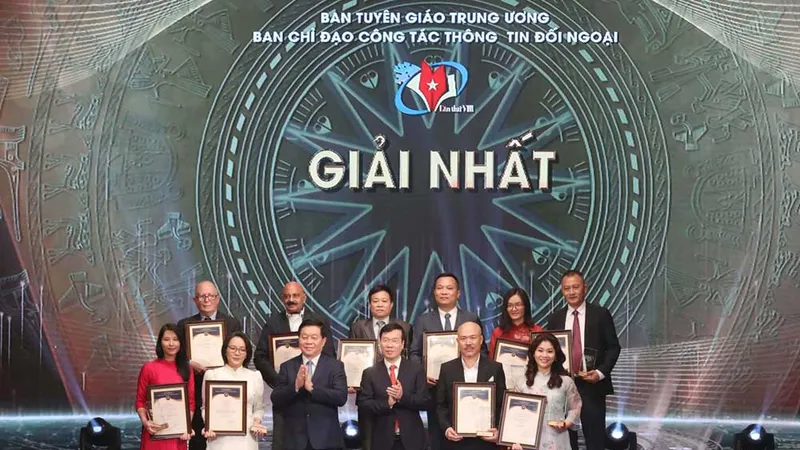 Thường trực Ban Bí thư Võ Văn Thưởng, Trưởng Ban Tuyên giáo Trung ương Nguyễn Trọng Nghĩa trao giải thưởng cho các tác giả đoạt giải. Ảnh: QUANG PHÚC