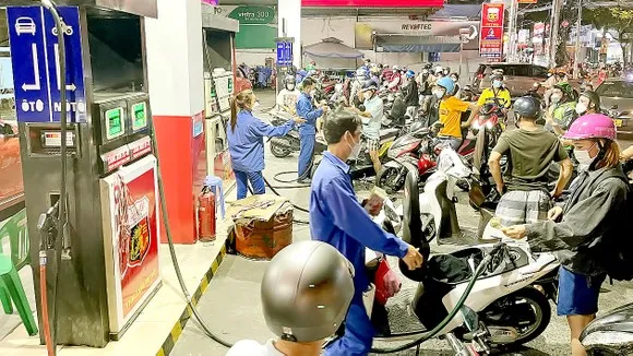 Hà Nội: Tái diễn cảnh người dân chen chúc mua xăng