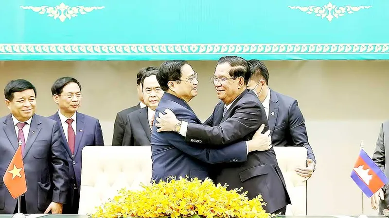 Thủ tướng Phạm Minh Chính và Thủ tướng Campuchia Samdech Techo Hun Sen tại lễ ký các văn kiện hợp tác giữa hai nước. Ảnh: TTXVN