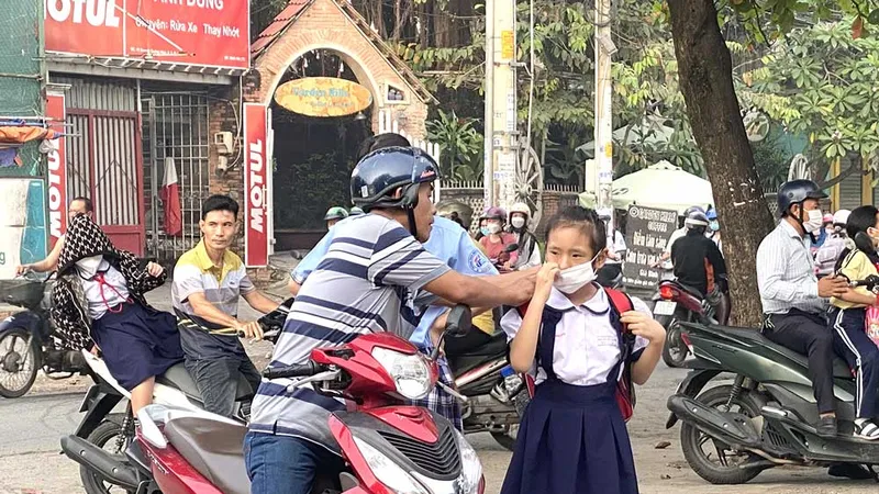 Dù có quy định lùi giờ vào học nhưng nhiều phụ huynh của Trường Tiểu học Nguyễn Viết Xuân (quận Gò Vấp, TPHCM) vẫn tranh thủ đưa con đến lớp từ sớm. Ảnh: BÙI TUẤN