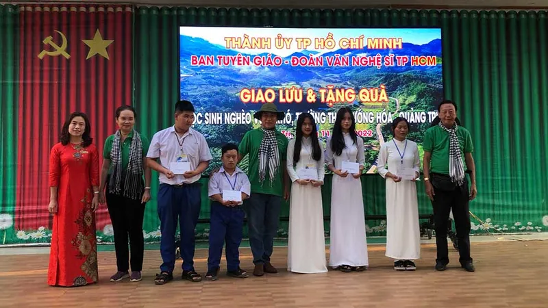 Đại diện đoàn tham gia hành trình “Âm vang Trường Sơn” trao học bổng tặng học sinh khó khăn tại Trường THPT Hướng Hóa, huyện Hướng Hóa, tỉnh Quảng Trị