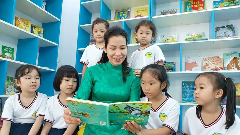 Cô Nguyễn Mai Hằng, Hiệu trưởng Trường Mầm non Bến Thành (quận 1) với các em học sinh