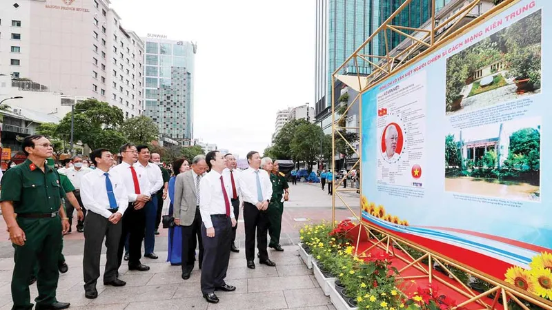 Các đại biểu tham quan triển lãm tại phố đi bộ Nguyễn Huệ, quận 1. Ảnh: DŨNG PHƯƠNG