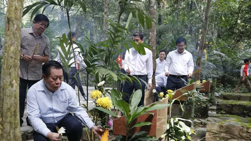 Trưởng Ban Tuyên giáo Trung ương Nguyễn Trọng Nghĩa thắp hương tưởng niệm các liệt sĩ tại Nghĩa trang liệt sĩ Mã Đà (Vĩnh Cửu, Đồng Nai) tháng 7-2022. Ảnh: VĂN PHONG