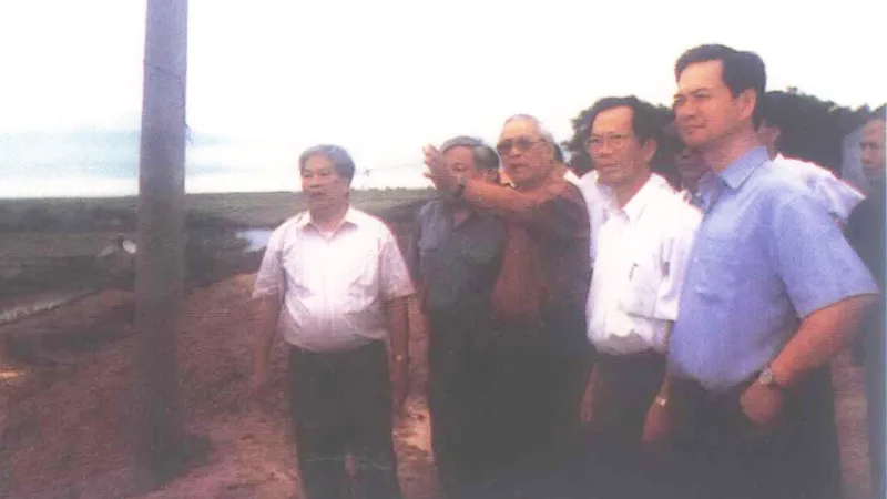 Đồng chí Võ Văn Kiệt cùng Phó Thủ tướng Nguyễn Tấn Dũng,Chủ tịch UBND tỉnh An Giang Nguyễn Minh Nhị, PGS-TS Hồ Chín thị sát ĐBSCL, năm 2000