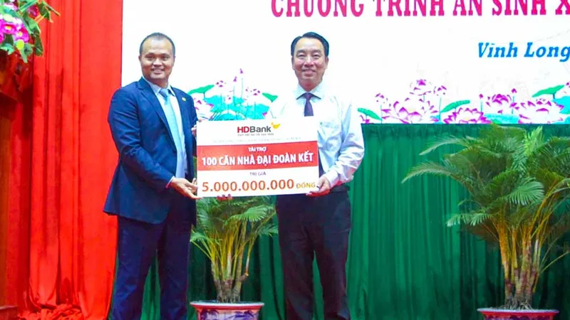 Ông Nguyễn Đăng Thanh – Phó Tổng Giám đốc HDBank (trái) trao tặng kinh phí xây dựng 100 căn nhà đại đoàn kết, ông Lữ Quang Ngời - Chủ tịch UBND tỉnh Vĩnh Long đại diện nhận