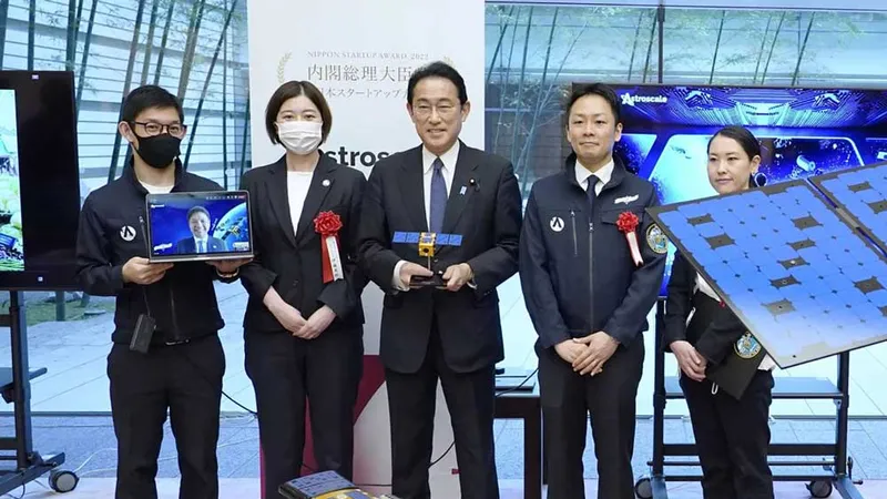 Thủ tướng Nhật Bản Fumio Kishida (giữa) dự lễ trao giải Nippon Startup Award 2022 vào tháng 6 vừa qua